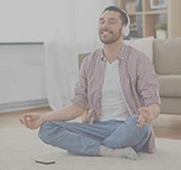 Homem em posição de meditação