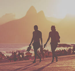 Pessoas caminhando na praia