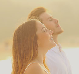 Homem e mulher de perfil respirando de olhos fechados