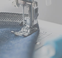 Imagem de tecido sendo costurado em máquina