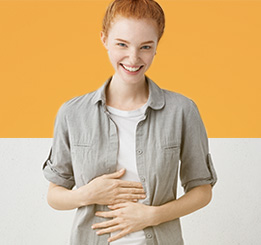 Mulher ruiva com as mãos na barriga