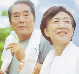 Casal de idosos japoneses bebendo água após fazer exercício