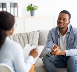 Homem conversando com Psicólogo