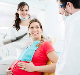 Mulher gravida acompanhada por médico.