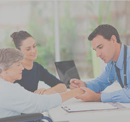 médico examinando paciente com acompanhante