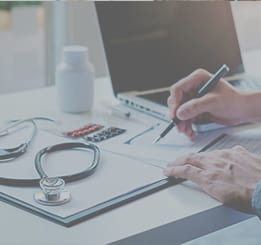 pessoa verifica validade de guias e pedidos médicos